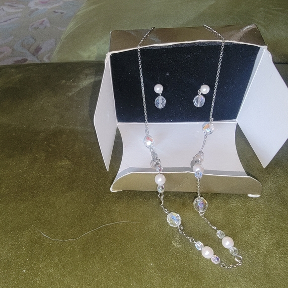 NIB Avon Faux Pearl and Crystal Illusion Gift Set - Picture 6 of 6